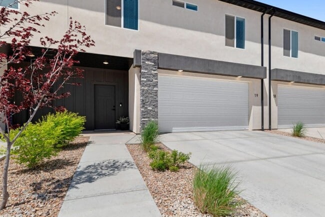 Building Photo - 3 bedroom - 2.5 bathroom Townhome in Cross...