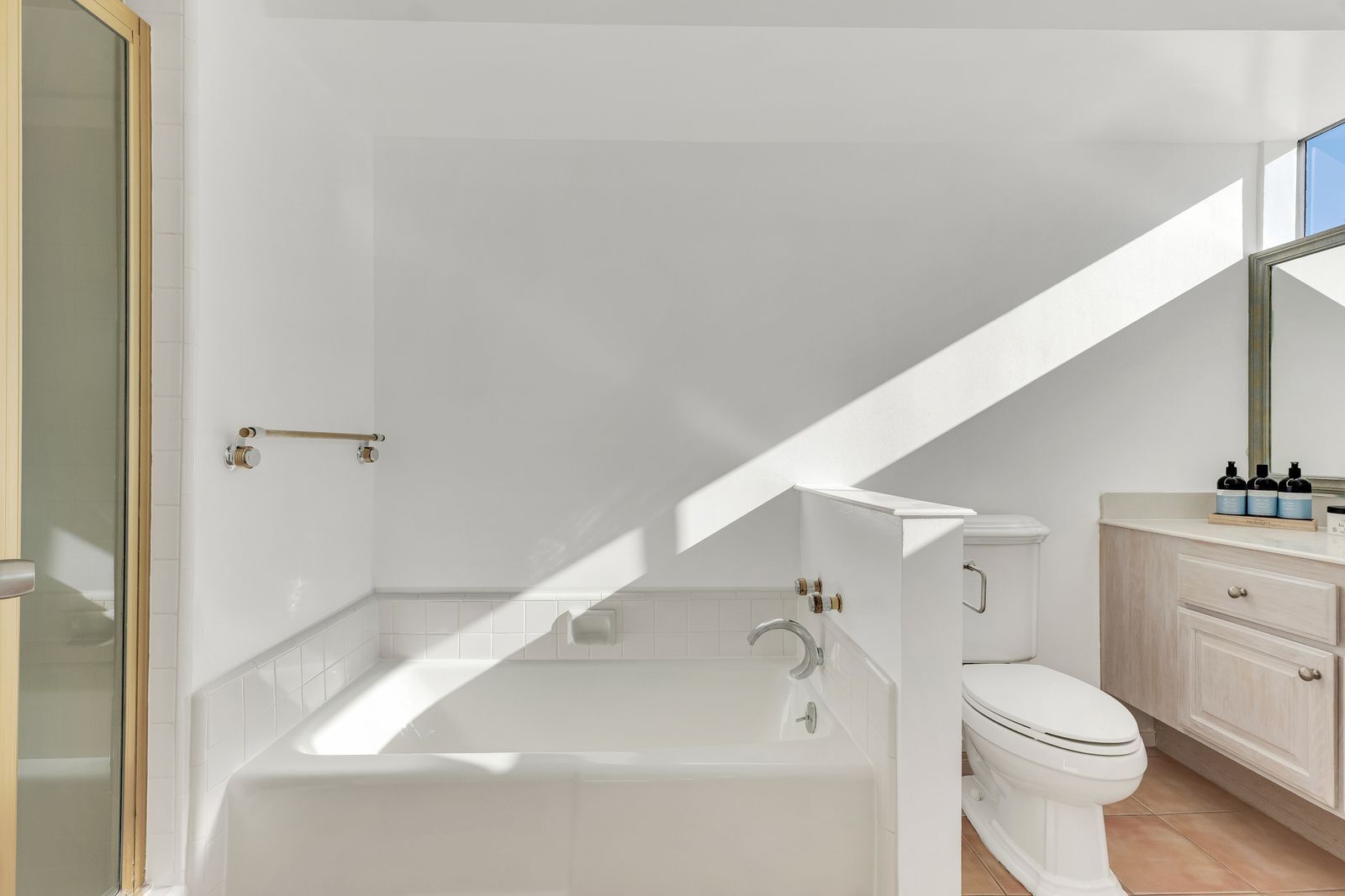 Building Photo - 4950 Louise Ave