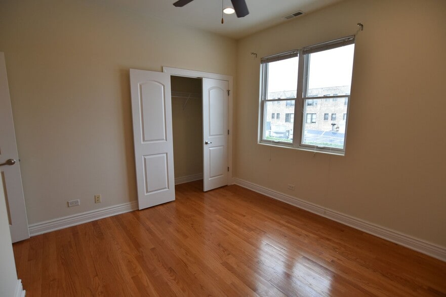 Building Photo - 5140 N Clark St