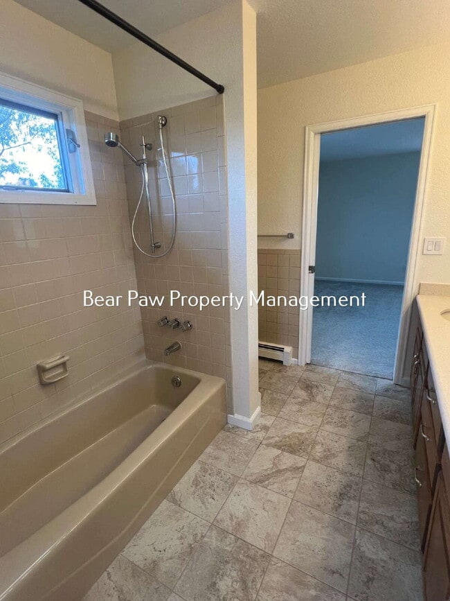 Building Photo - Beautiful Home in Genesee!!