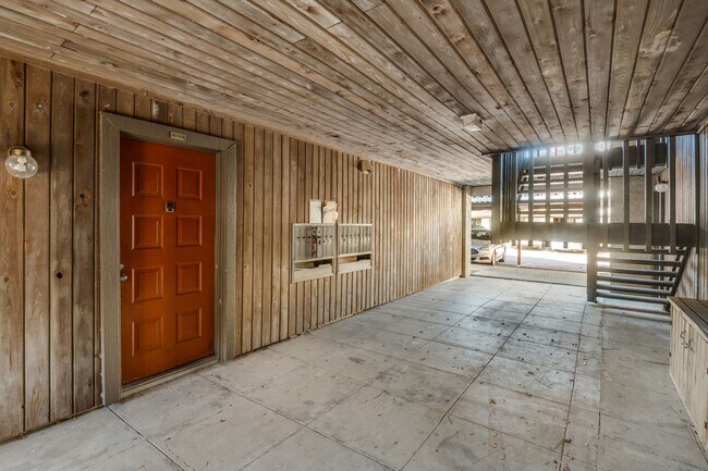 Building Photo - Exclusive 1 Bed Condo • 1st Floor • Pool A...
