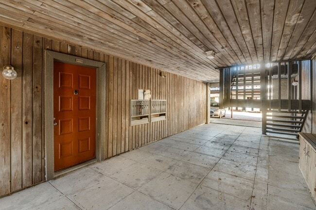 Building Photo - RARE GEM / 1-Bed in Quail Run Community