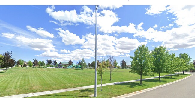 Building Photo - Home Sweet Home! Won't last long!