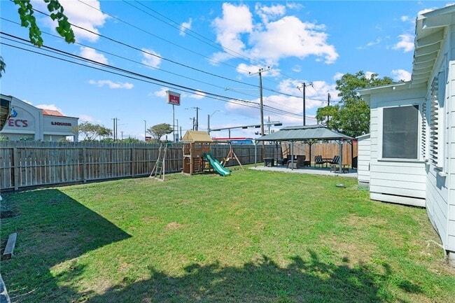 Building Photo - 4047 W Vanderbilt Dr