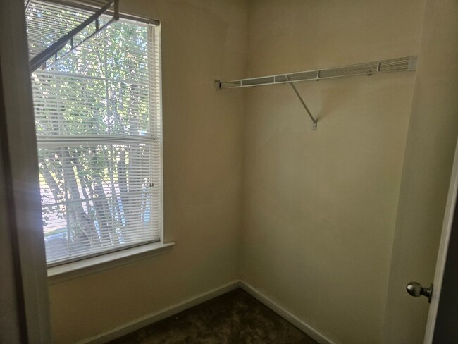 Building Photo - 2 Bedrooms, 2.5 Baths Townhouse located in...