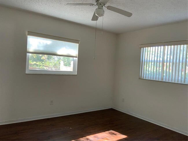 Building Photo - 2525 W Bay Dr