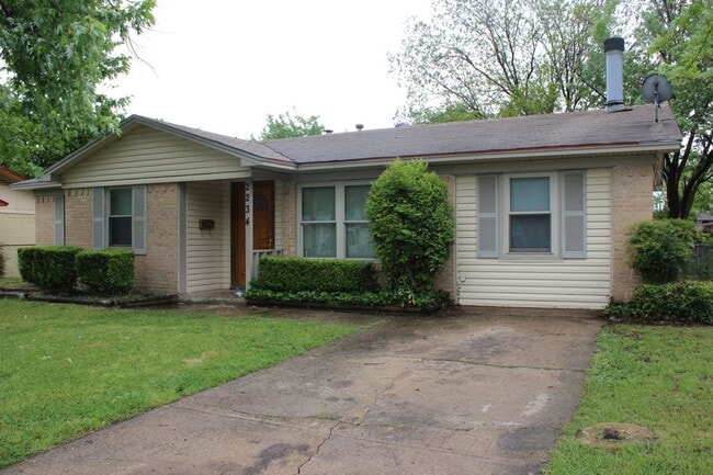 Building Photo - MESQUITE 3 bedroom home with hardwood floors!