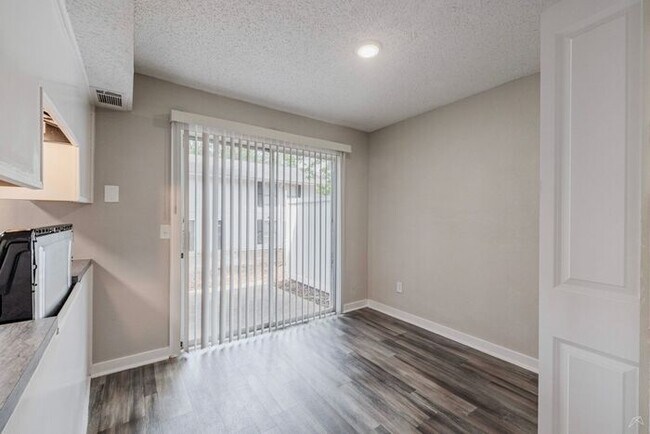 Building Photo - Affordable Living 20 Minutes from Everything Atlanta -2 Bedroom 2 1/2 Baths only $1300*