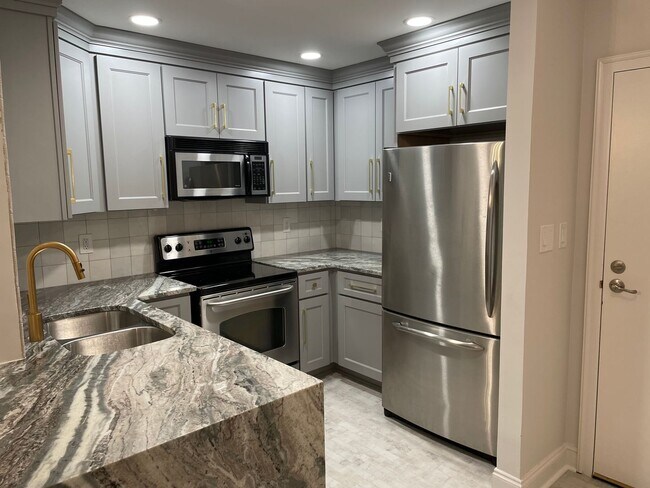 Building Photo - 1BD/1BA Condo located in The Monarch