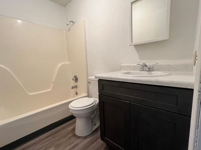 Building Photo - Great Duplex in North Springfield