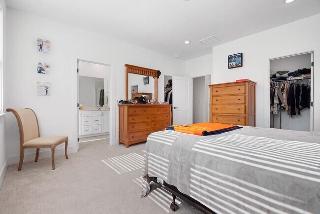Building Photo - Stunning Like-New Townhome in Prime South Durham Location!