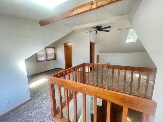 Building Photo - Spacious 4-bedroom, 2-bathroom home o