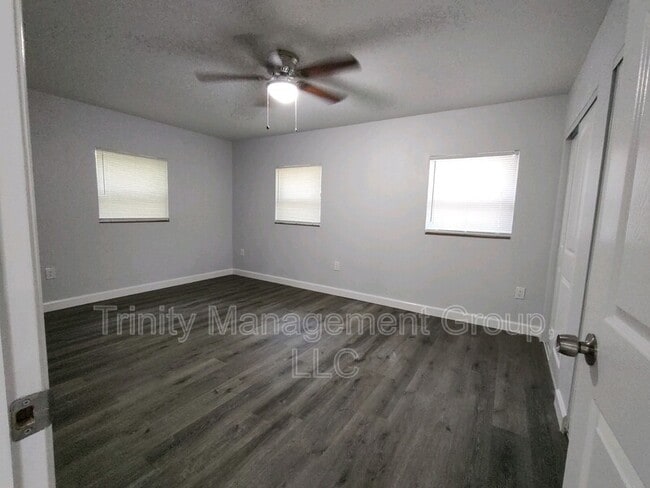 Building Photo - 217 S Tuck Point