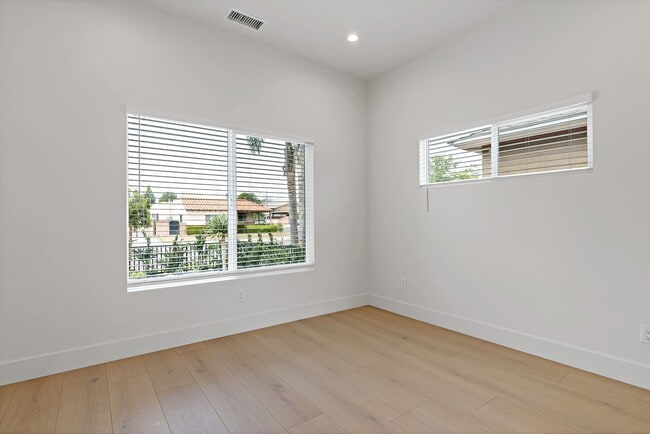 Building Photo - Beautifully Renovated 3-Bedroom Home – Mod...