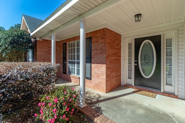 Building Photo - Beautiful 4 Bedroom, 2 Bath home with Large Yard