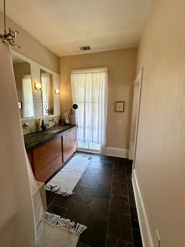 Building Photo - 3 BED | 2.5 BATH | WRAP AROUND PORCHES | MIDTOWN