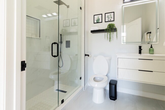 Building Photo - 708 Promenade Pl