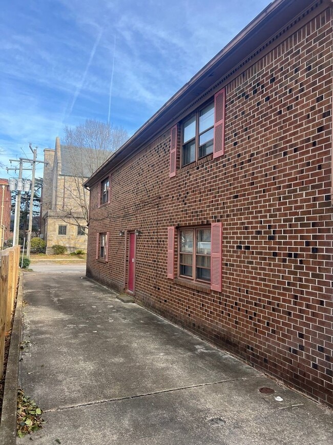 Building Photo - Maury811