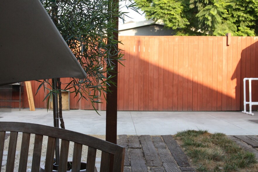 shared backyard - 3028 8th Ave