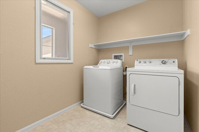 Building Photo - North Las Vegas Beauty – Roomy, Stylish, a...