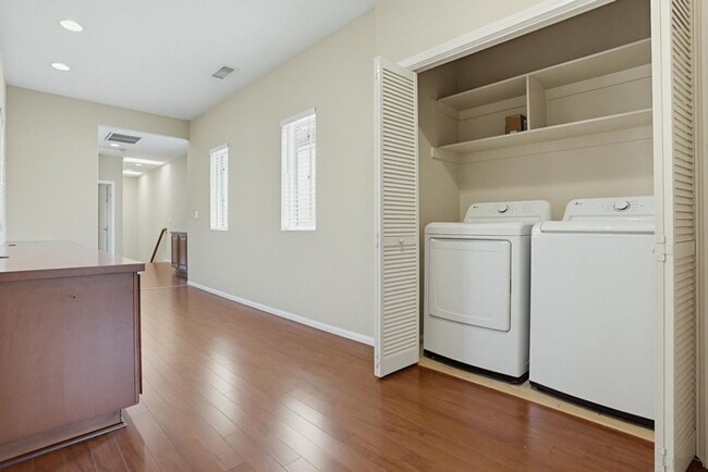Building Photo - 3 Bedroom Home Available Now!