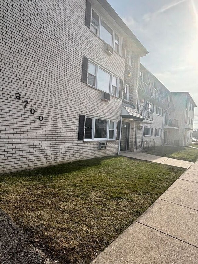 Building Photo - 3710 W 119th St