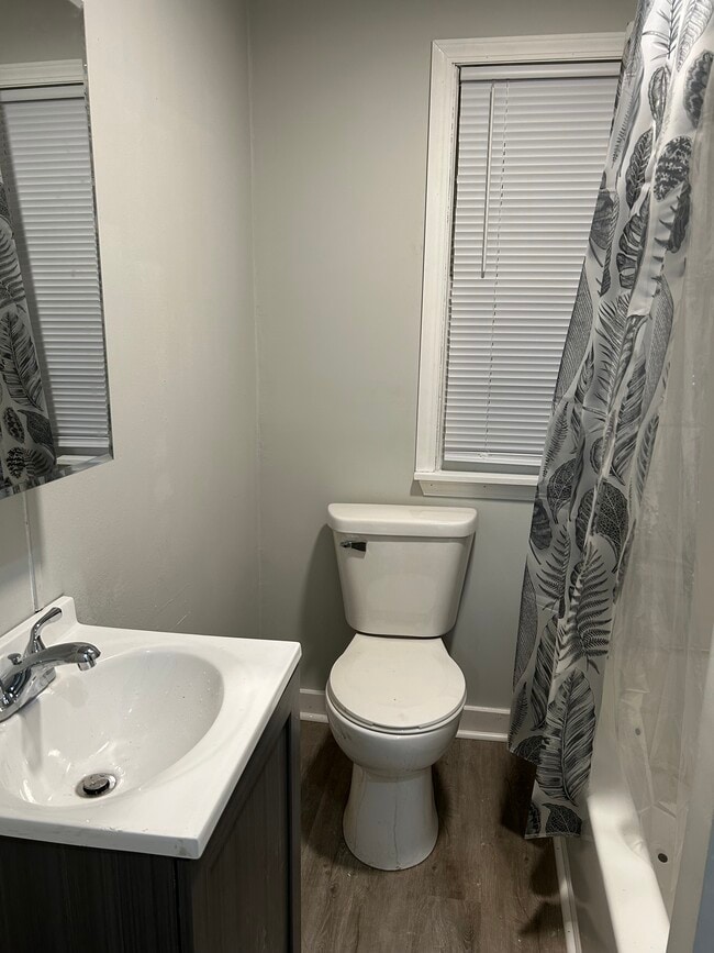 Building Photo - 922 S Spring St