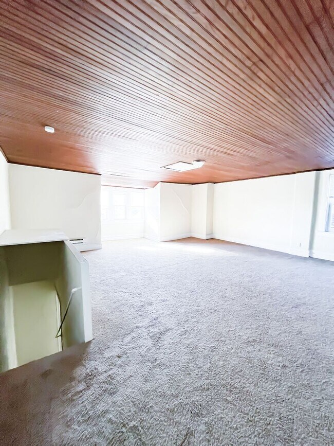 Building Photo - AVAILABLE AUGUST 2026 - Beautiful 4+ bedroom, 1 bath home in Mt Washington!