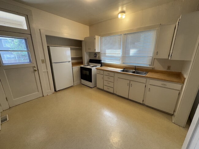 Building Photo - 3 Bedroom, 1 Bathroom Brooklyn Home