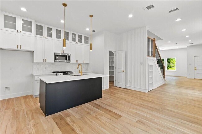 Building Photo - 8321 Observatory St