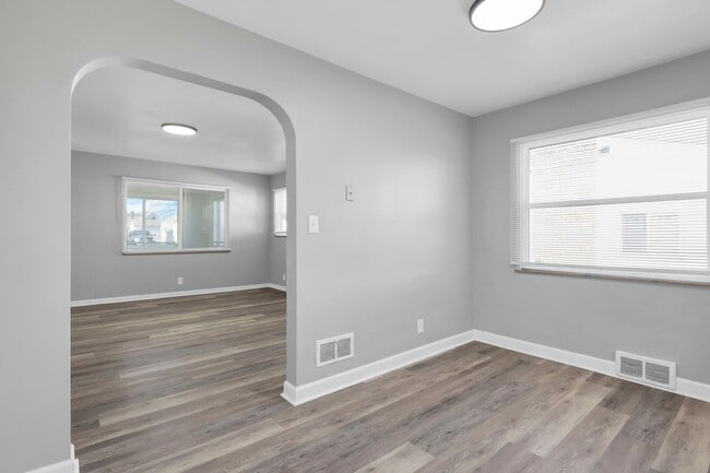 Building Photo - 1820 Oakwood Ave