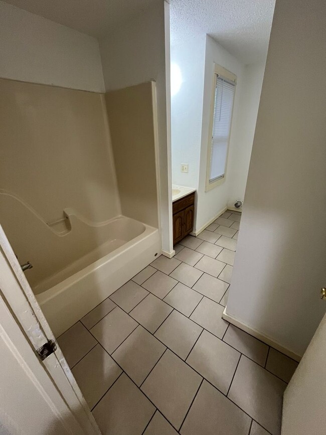 Building Photo - 3 Bedroom, 1 Bathroom House