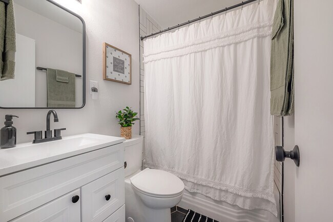 Building Photo - 2400 34th Ave N