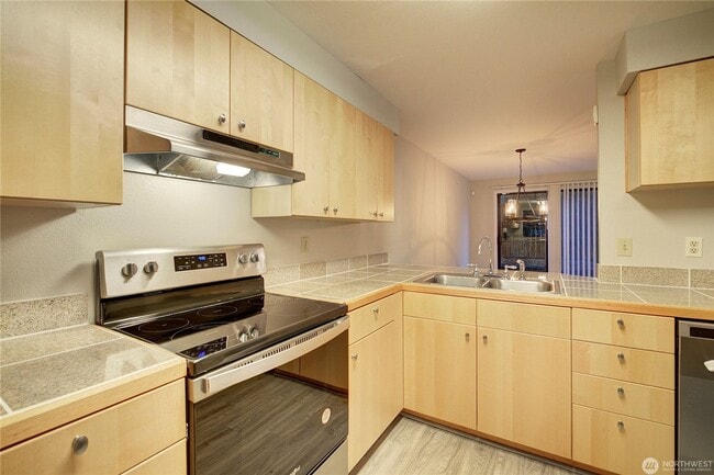 Building Photo - 2Bd/1.5Ba Kirkland Townhome