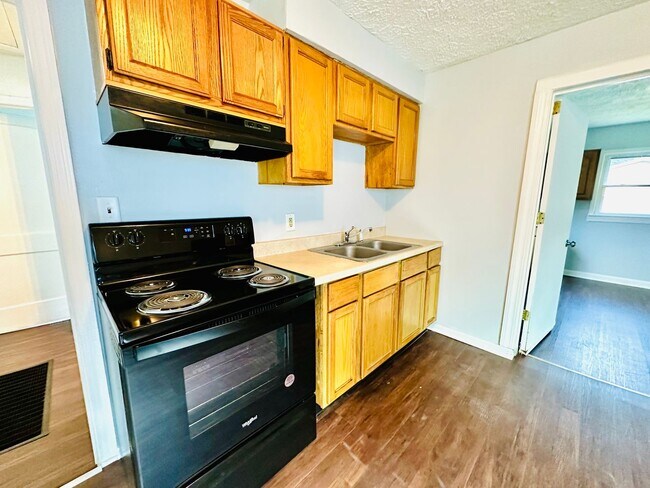 Building Photo - 2BR off Taylor Blvd with open floor plan n...