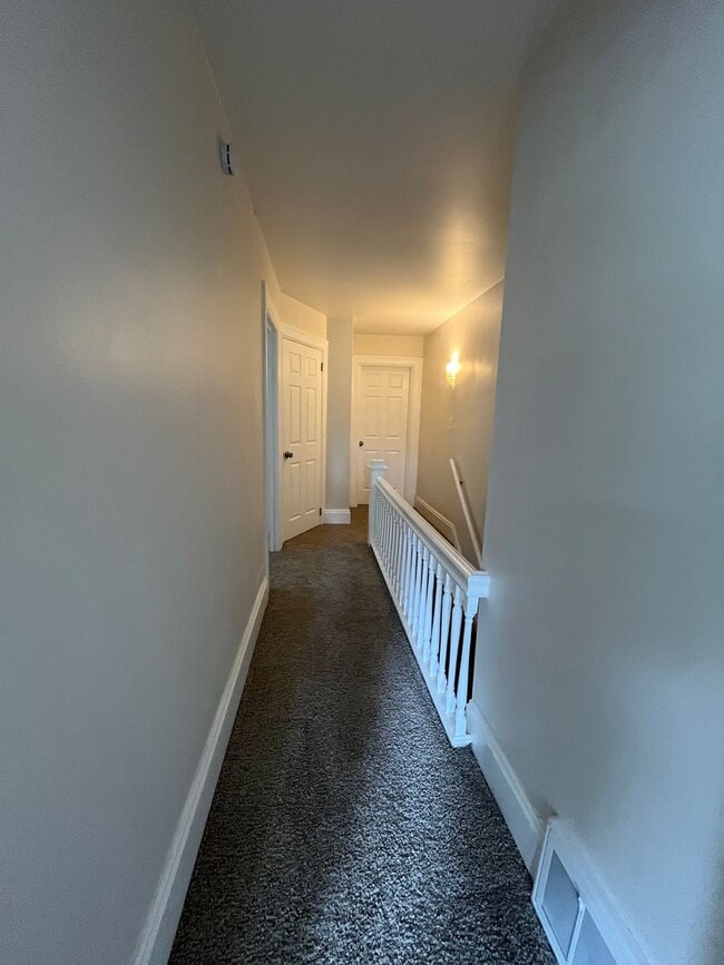 Building Photo - Large 2 Bed, 1 Bath Home, with Office/Bonus Room! Available Now!