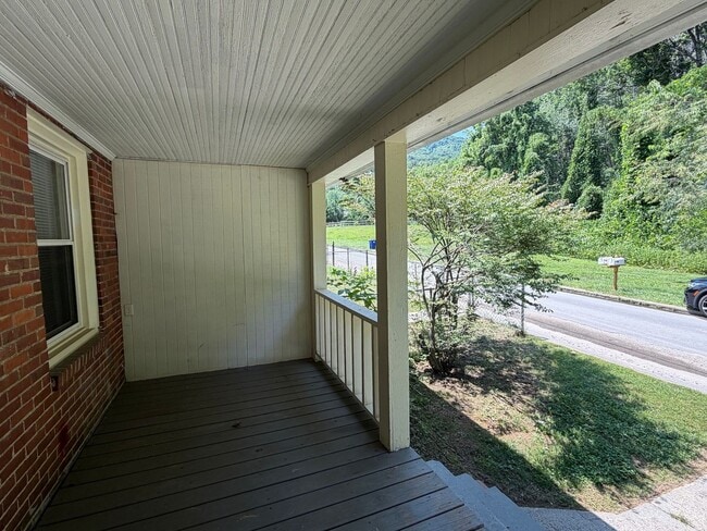 Building Photo - Swannanoa - Newly Renovated Beacon Village Cottage