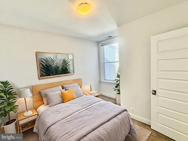 Building Photo - 769 Kenyon St NW