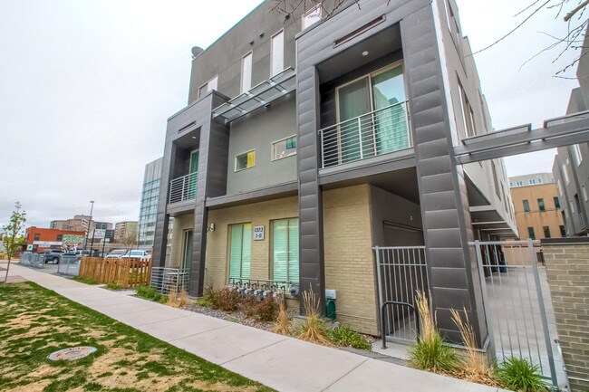 Building Photo - 1323 Elati St