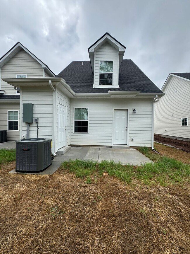Building Photo - BRAND NEW 3 bedroom 2 bath townhome in the heart of Smyrna