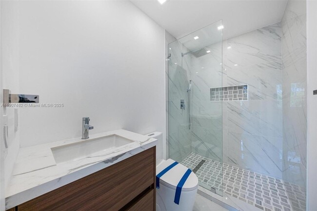 Building Photo - 242 Palm Ave