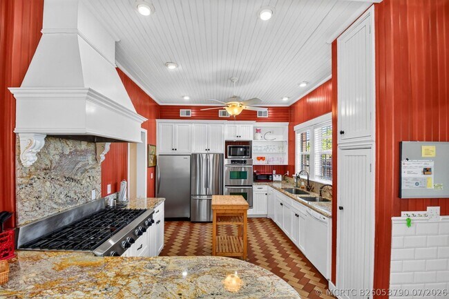 Building Photo - 227 Foresteria Dr