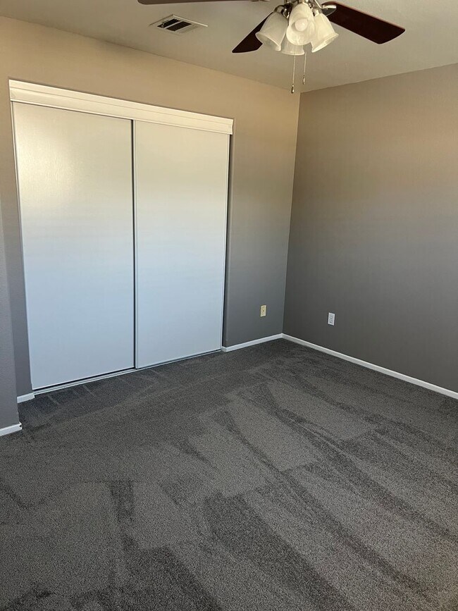 Building Photo - 3 Bedroom 2 Bathroom Townhome for Rent in Palmdale