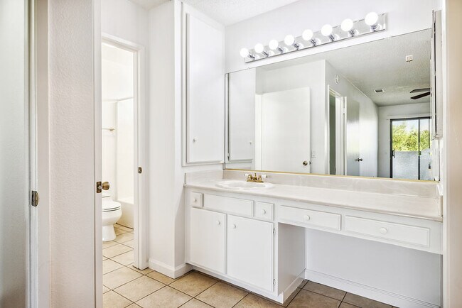 Building Photo - 34414 Laura Way