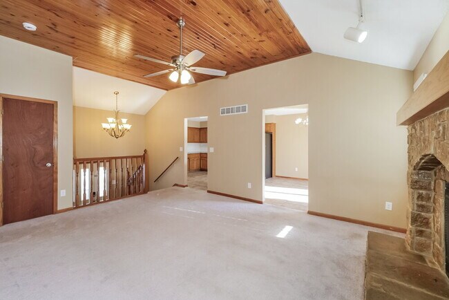 Building Photo - 1711 Roberta Dr