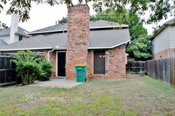 Building Photo - 1633 Summers Dr