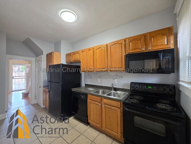 Building Photo - 3016 Pelham Ave