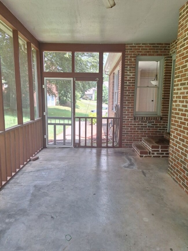 Building Photo - 4bd/3 bath located in desirable neighbor i...