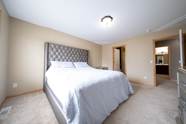 Building Photo - 6988 S Park Dr