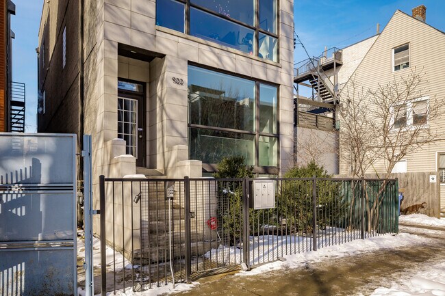 Building Photo - 922 N Hermitage Ave